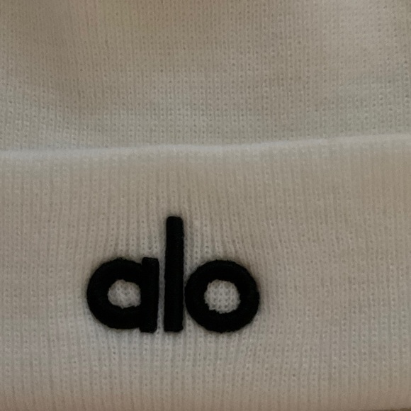 ALO Yoga White Beanie, nwt